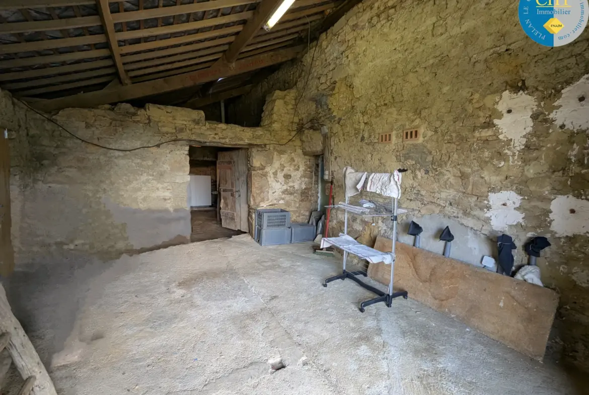 Vente d'une belle longère en pierres à Maxent 