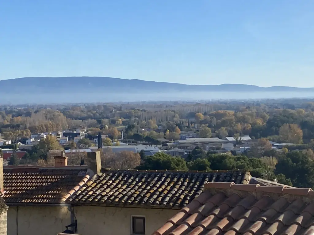 Maison de village rénovée avec vue à Châteauneuf de Gadagne