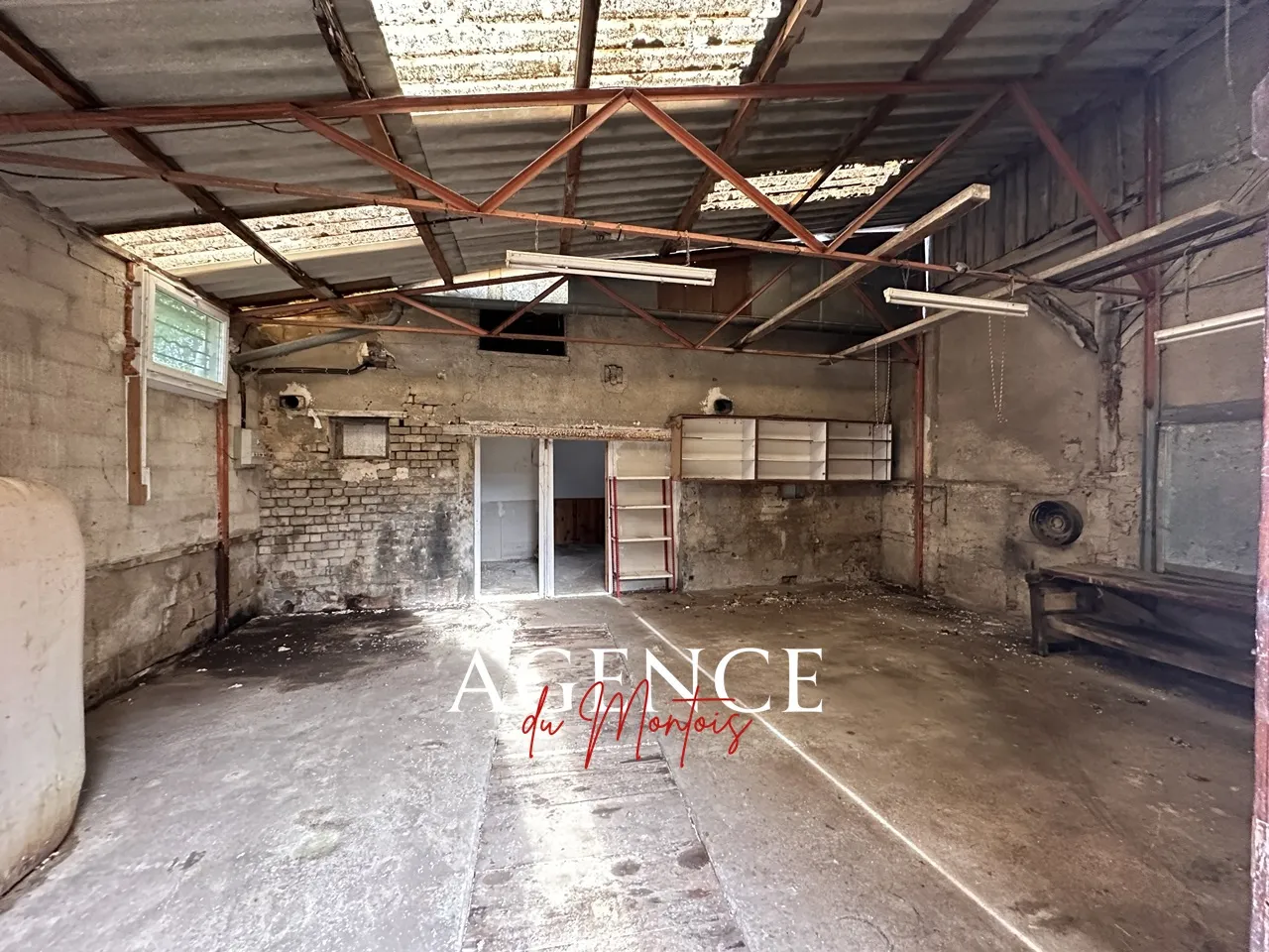 Maison avec local commercial à rénover à Donnemarie Dontilly 