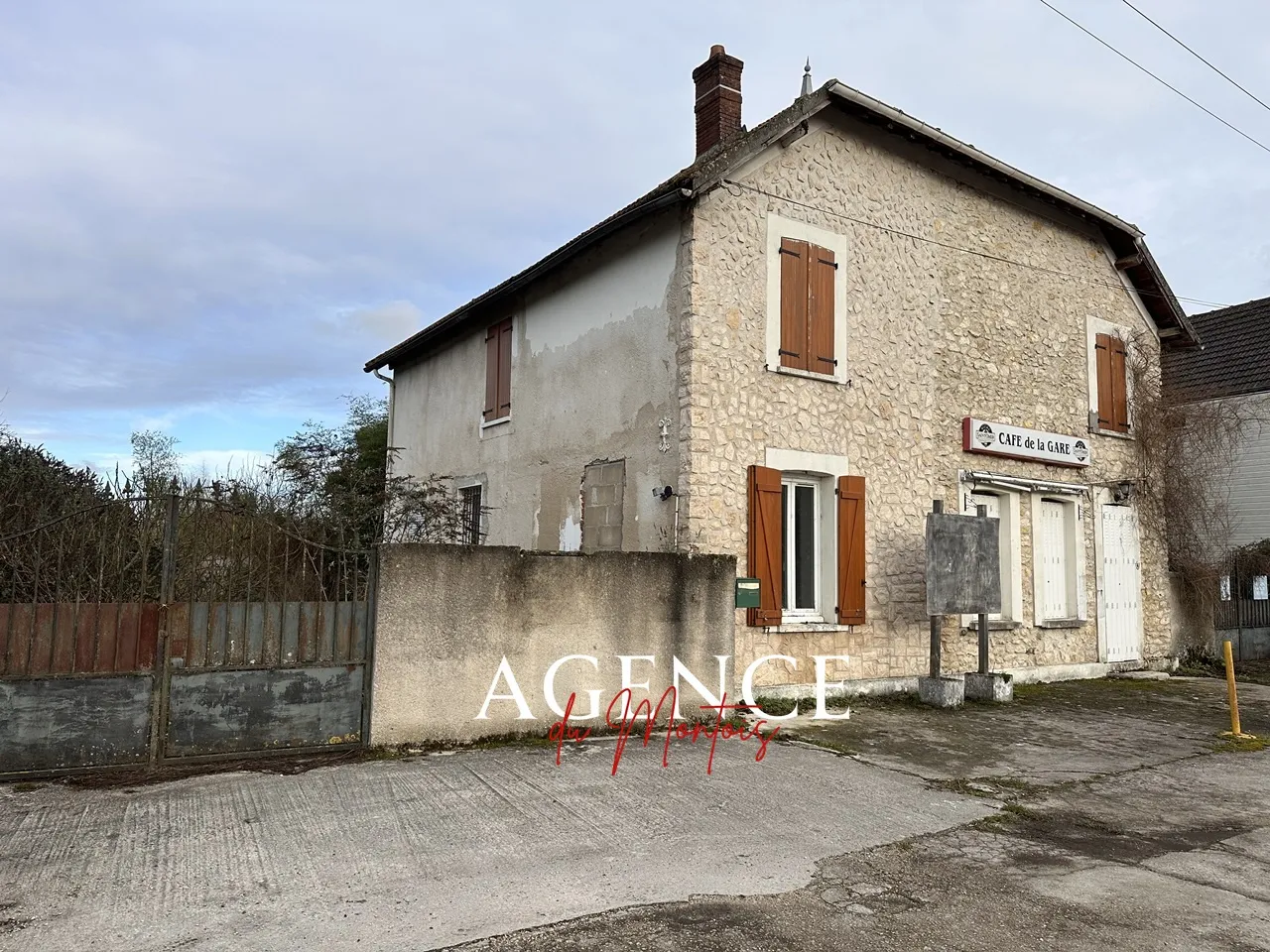 Maison avec local commercial à rénover à Donnemarie Dontilly 