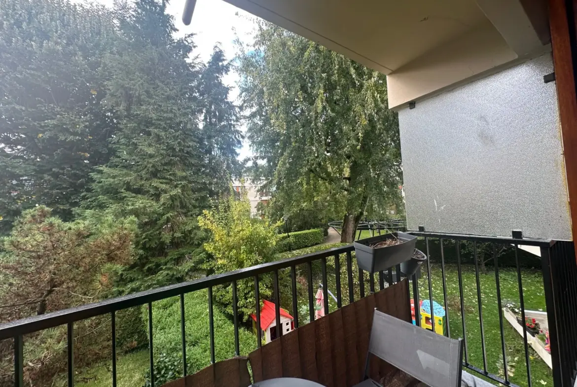 Studio à vendre au Chesnay avec balcon et vue dégagée 