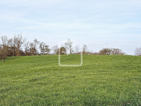 Beau terrain à Mansac avec vue dégagée 