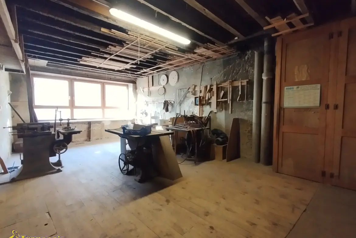 Propriété à Thiers avec ateliers de coutellerie et appartement F5 