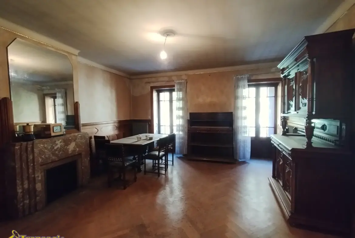 Propriété à Thiers avec ateliers de coutellerie et appartement F5 