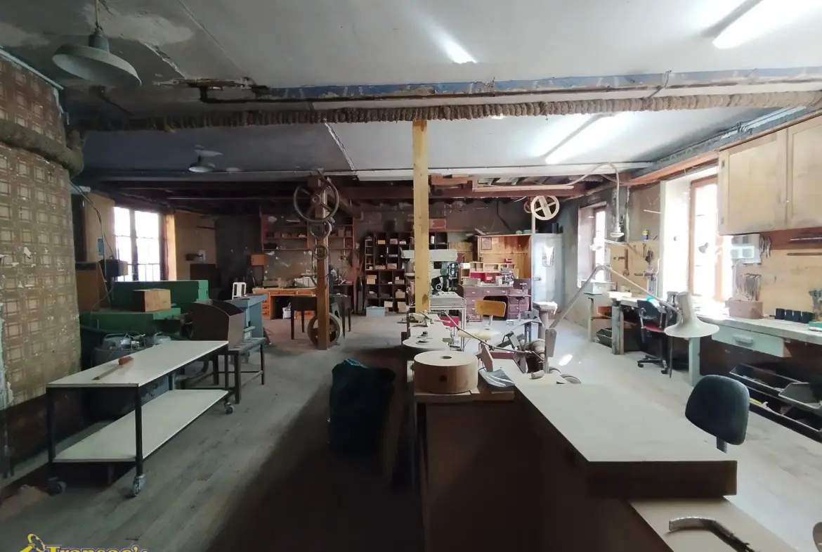 Propriété à Thiers avec ateliers de coutellerie et appartement F5 