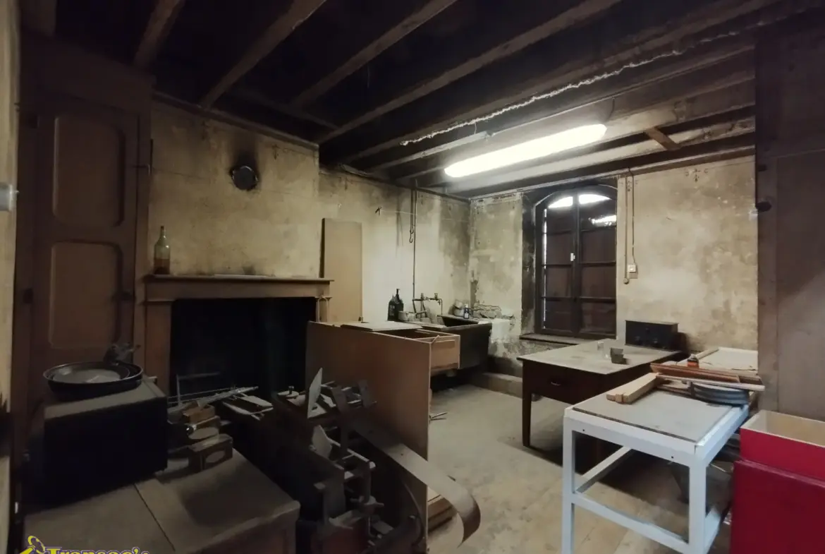 Propriété à Thiers avec ateliers de coutellerie et appartement F5 