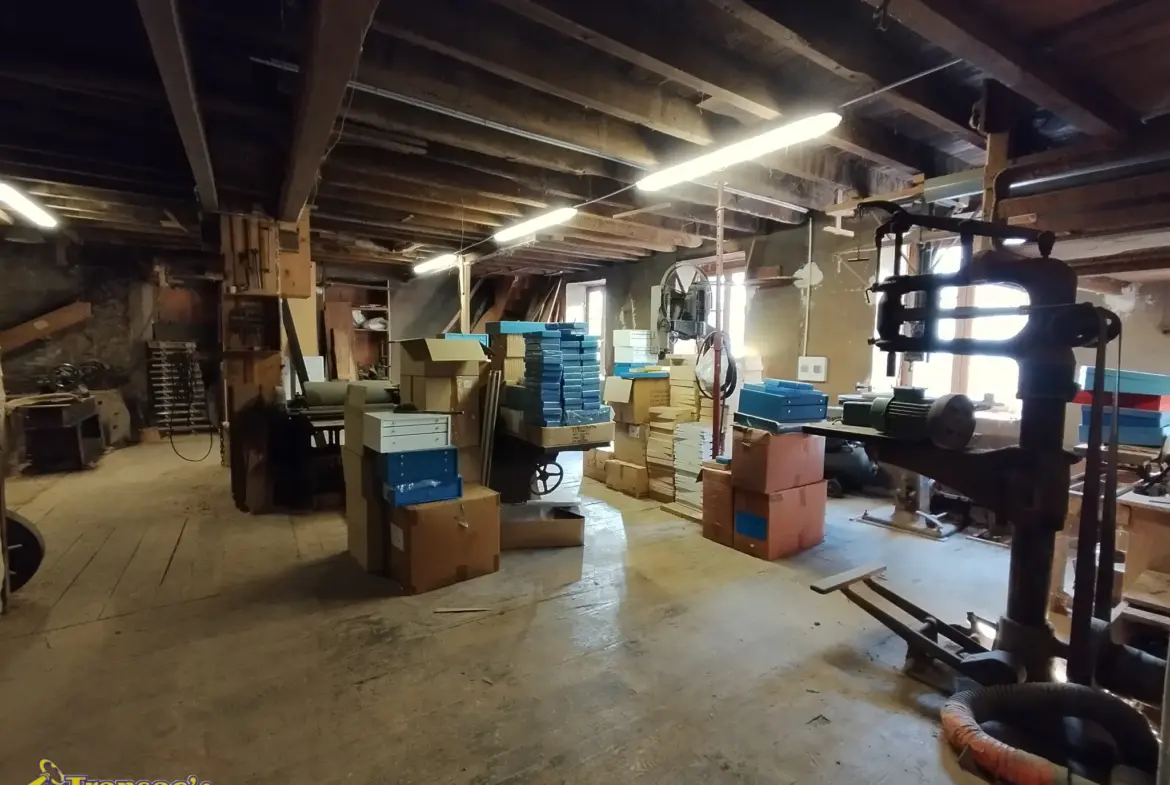 Propriété à Thiers avec ateliers de coutellerie et appartement F5 
