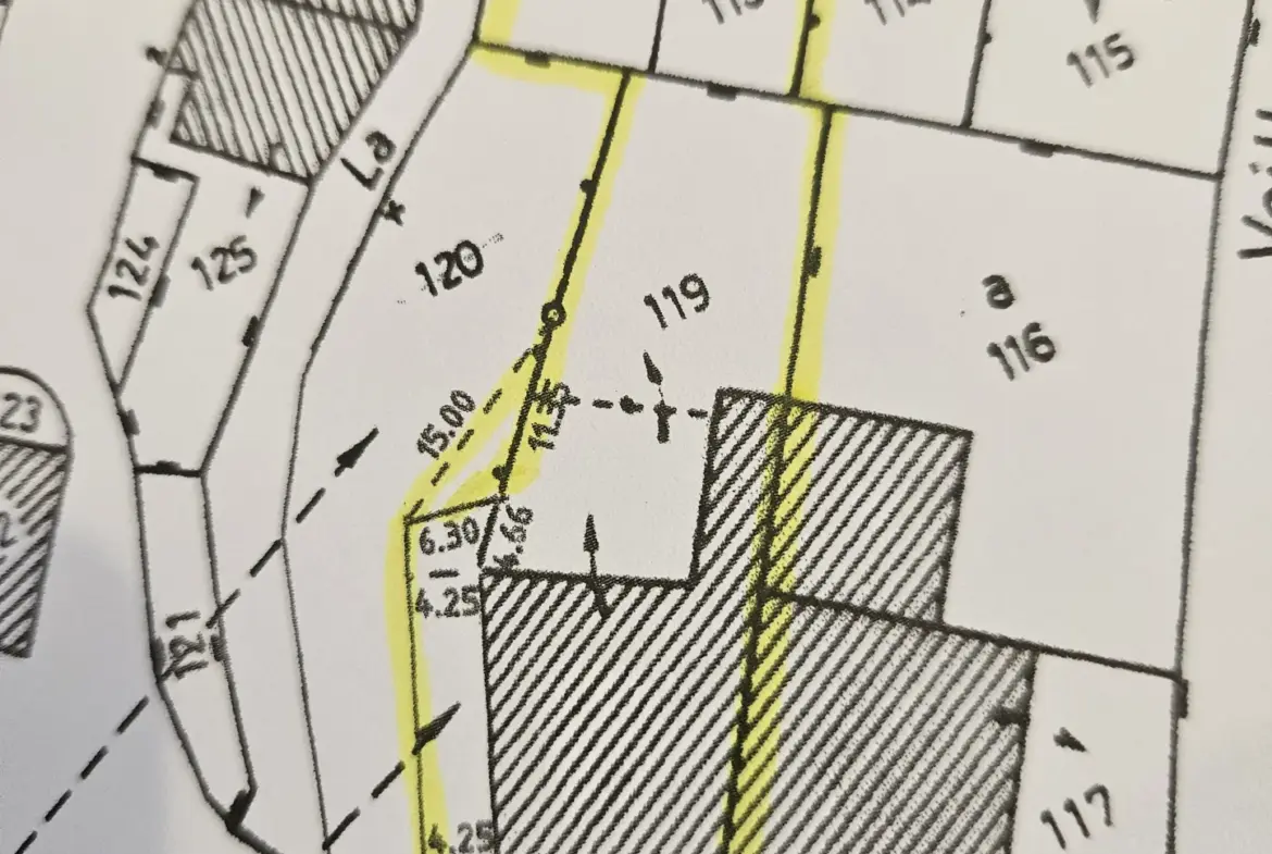 Ensemble immobilier à rénover de 2 habitations sur terrain de 1520 m² 
