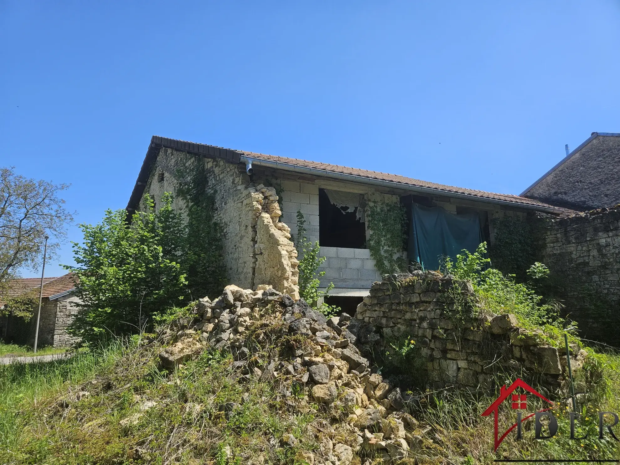 Ensemble immobilier à rénover de 2 habitations sur terrain de 1520 m² 