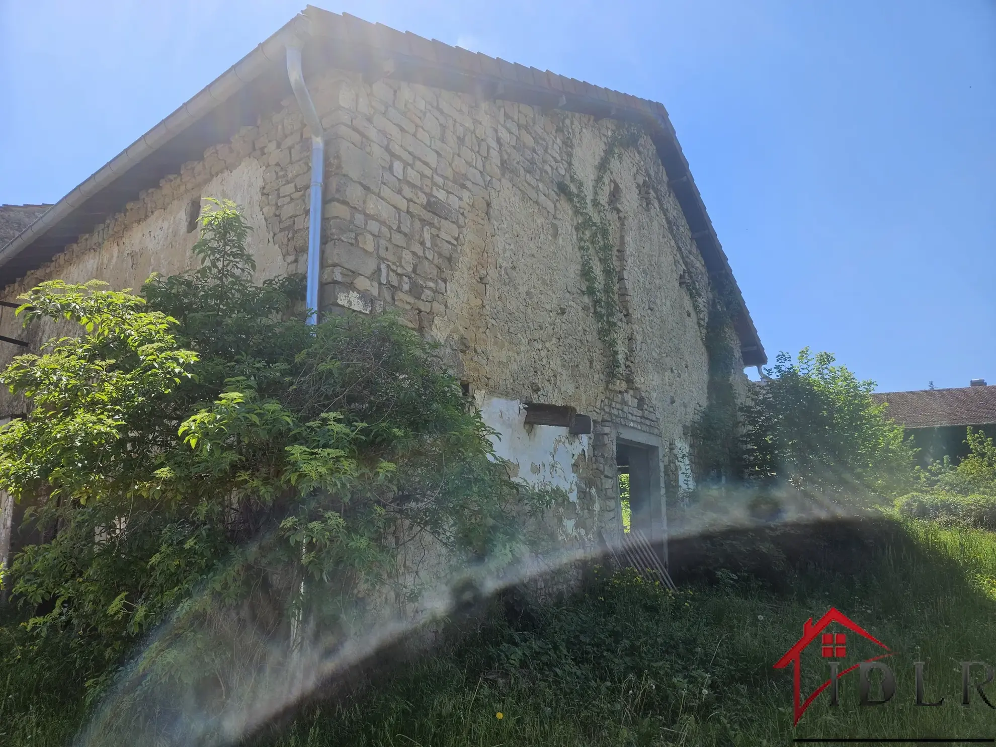 Ensemble immobilier à rénover de 2 habitations sur terrain de 1520 m² 