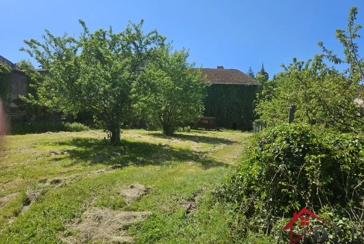 Ensemble immobilier à rénover de 2 habitations sur terrain de 1520 m² 
