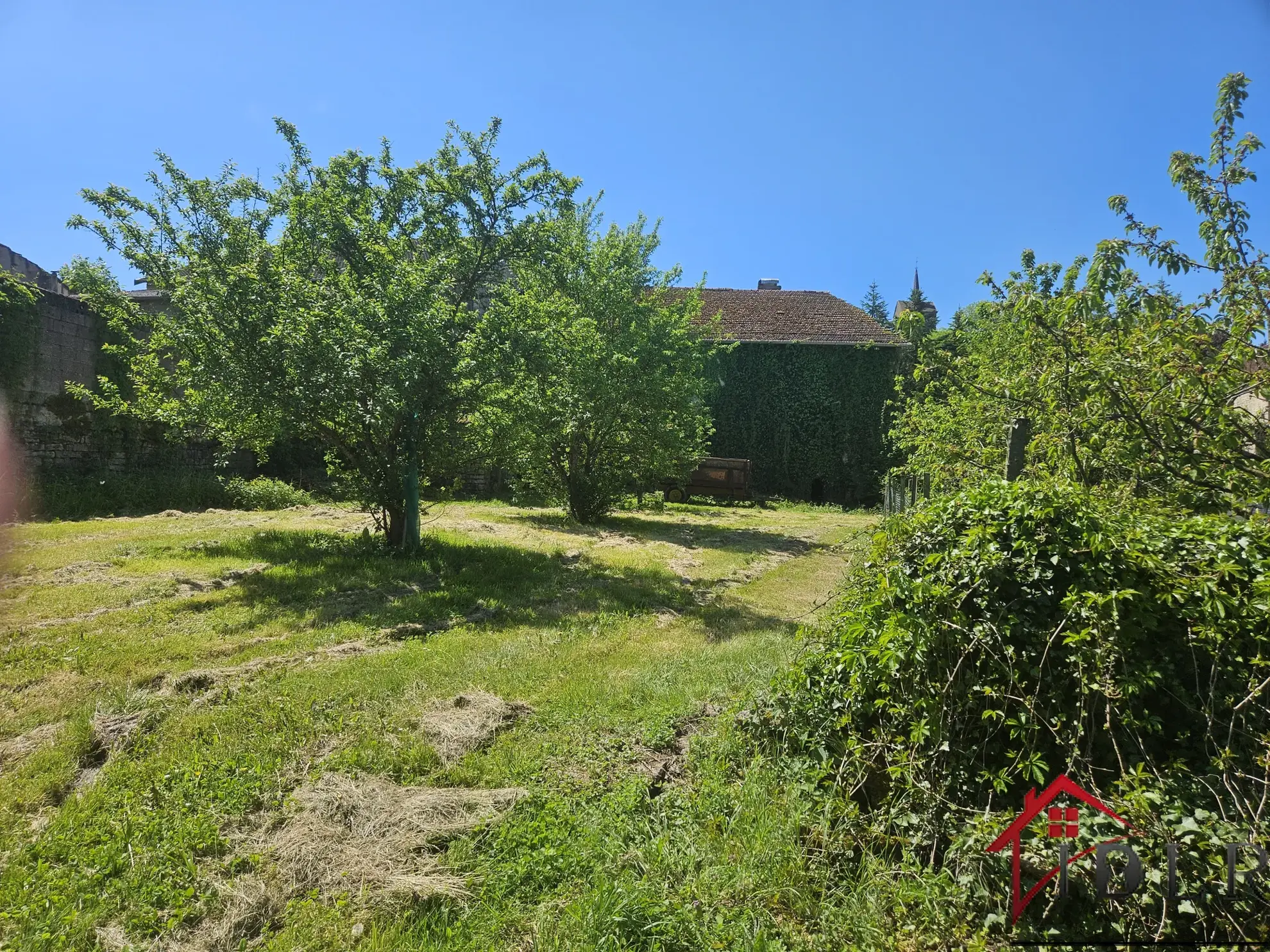 Ensemble immobilier à rénover de 2 habitations sur terrain de 1520 m² 