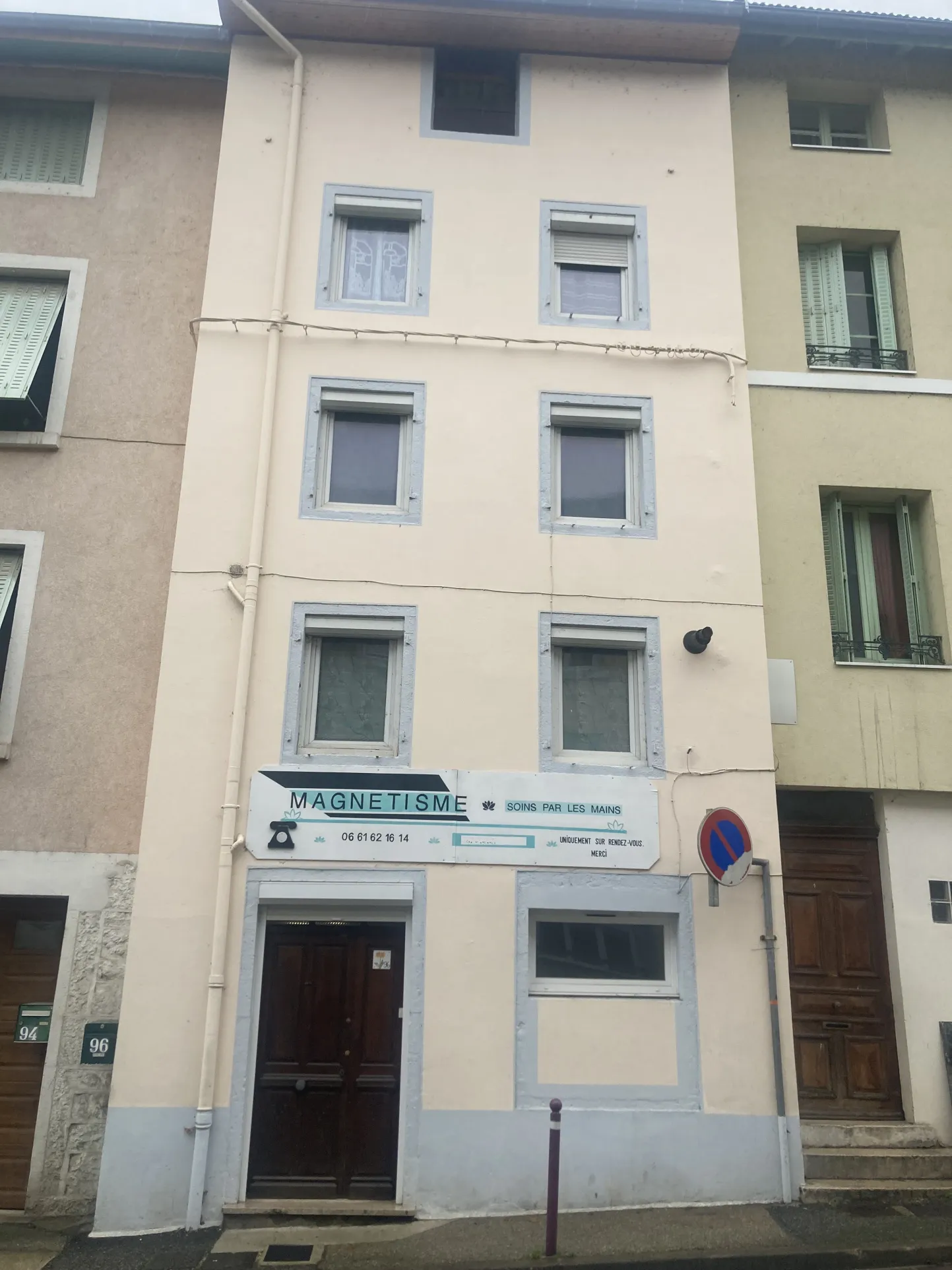 Vente maison de ville à Tenay - 118 m² sur 5 niveaux avec garage et jardin 