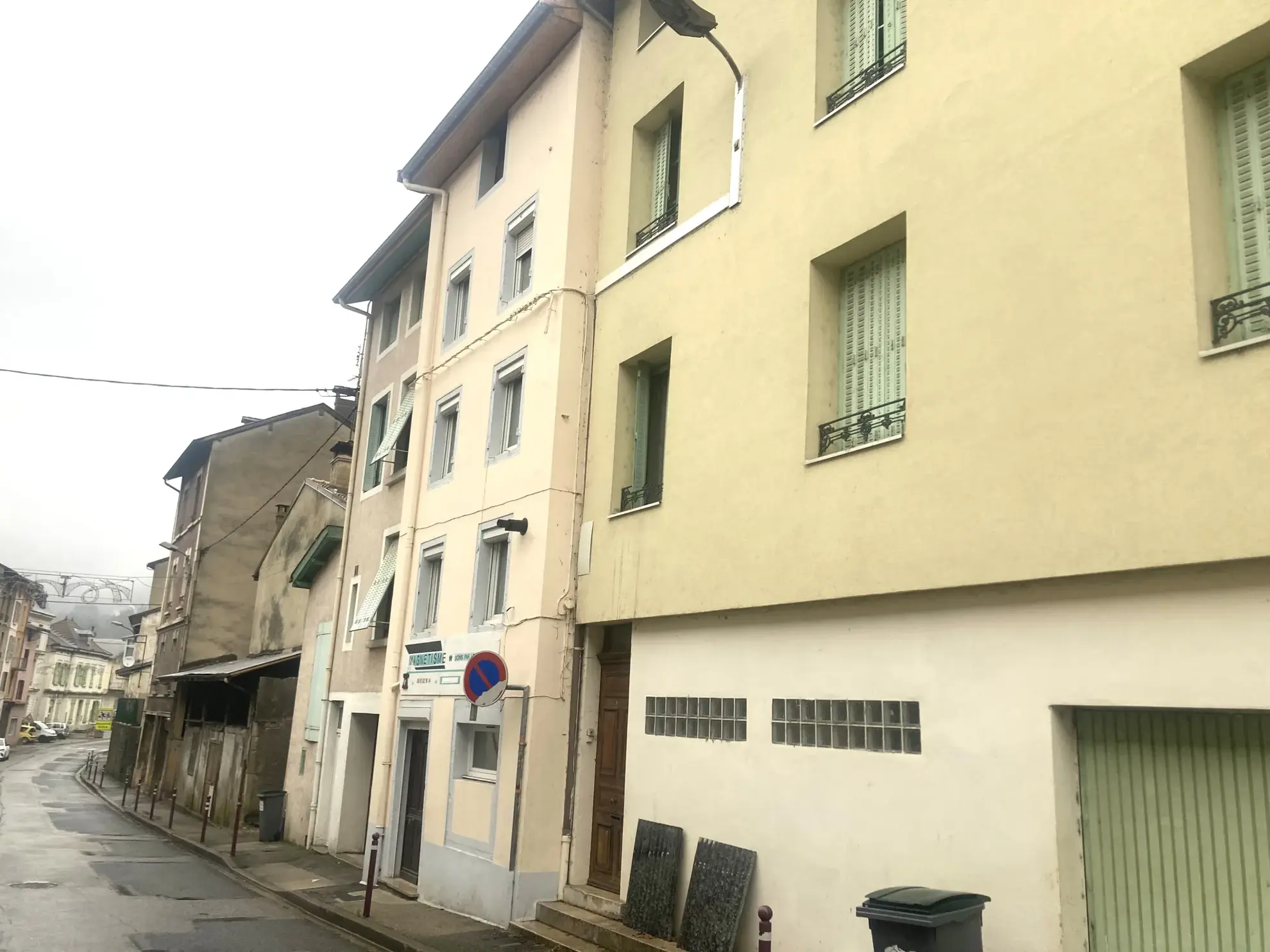 Vente maison de ville à Tenay - 118 m² sur 5 niveaux avec garage et jardin 