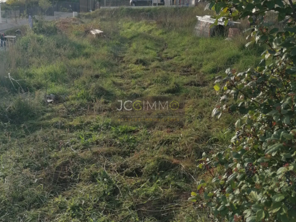 Terrain constructible à Carnoules - 866 m2 avec permis pour 2 maisons 