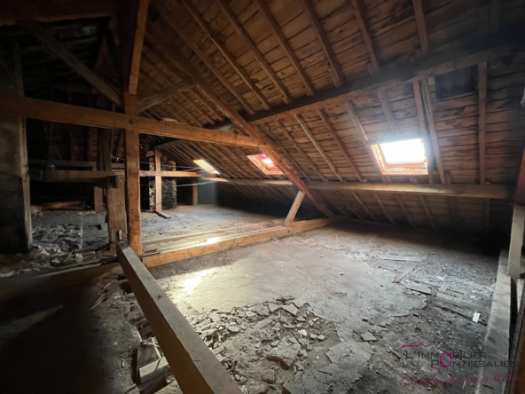 Combles à aménager à Frasne - Potentiel intéressant 