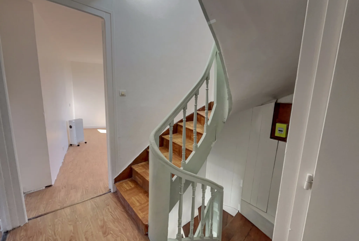 Maison avec Immeuble Commercial à Bignan - 189 280 € 
