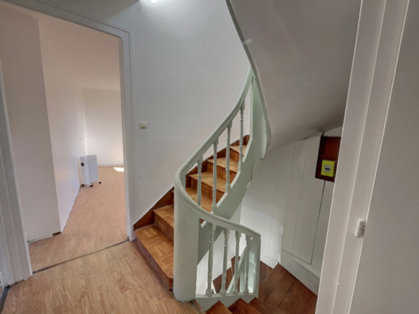 Maison avec Immeuble Commercial à Bignan - 189 280 € 