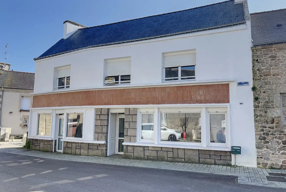 Maison avec Immeuble Commercial à Bignan - 189 280 € 