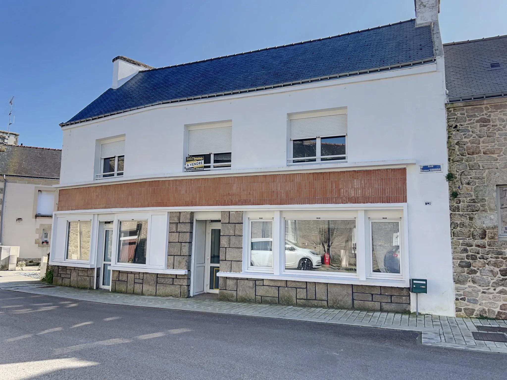 Maison avec Immeuble Commercial à Bignan - 189 280 € 