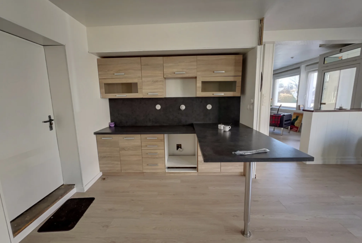 Maison avec Immeuble Commercial à Bignan - 189 280 € 