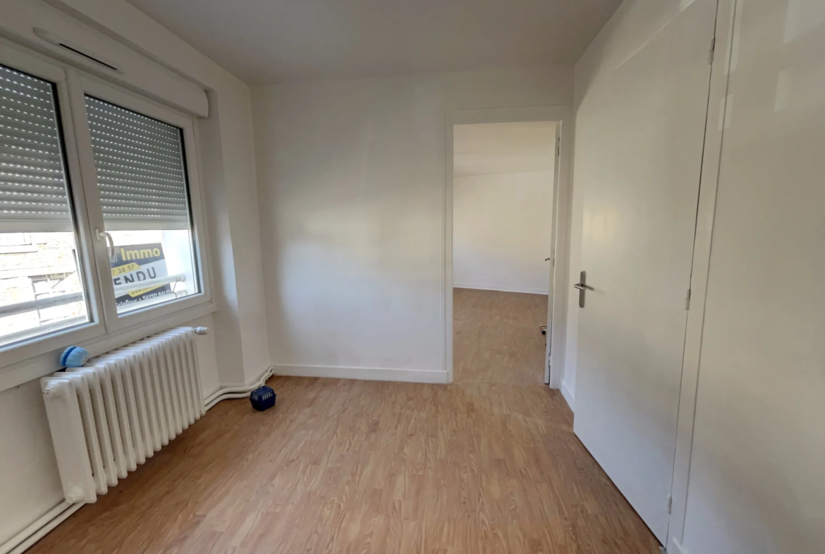 Maison avec Immeuble Commercial à Bignan - 189 280 € 