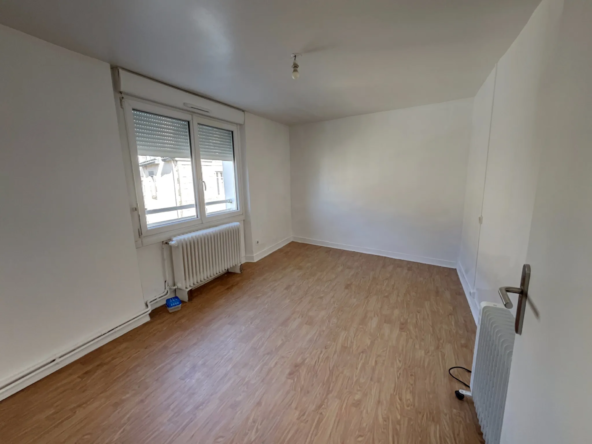 Maison avec Immeuble Commercial à Bignan - 189 280 € 