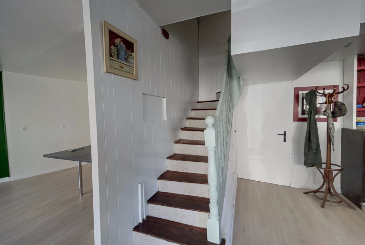 Maison avec Immeuble Commercial à Bignan - 189 280 € 
