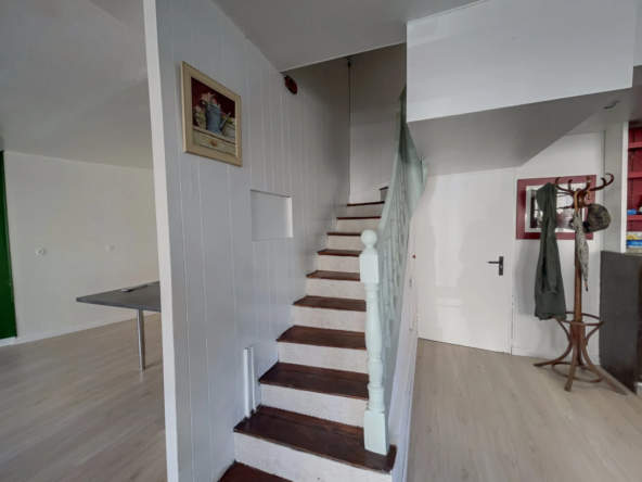 Maison avec Immeuble Commercial à Bignan - 189 280 € 