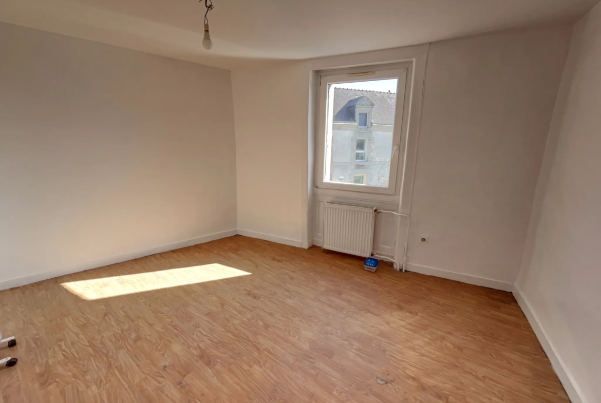 Maison avec Immeuble Commercial à Bignan - 189 280 € 