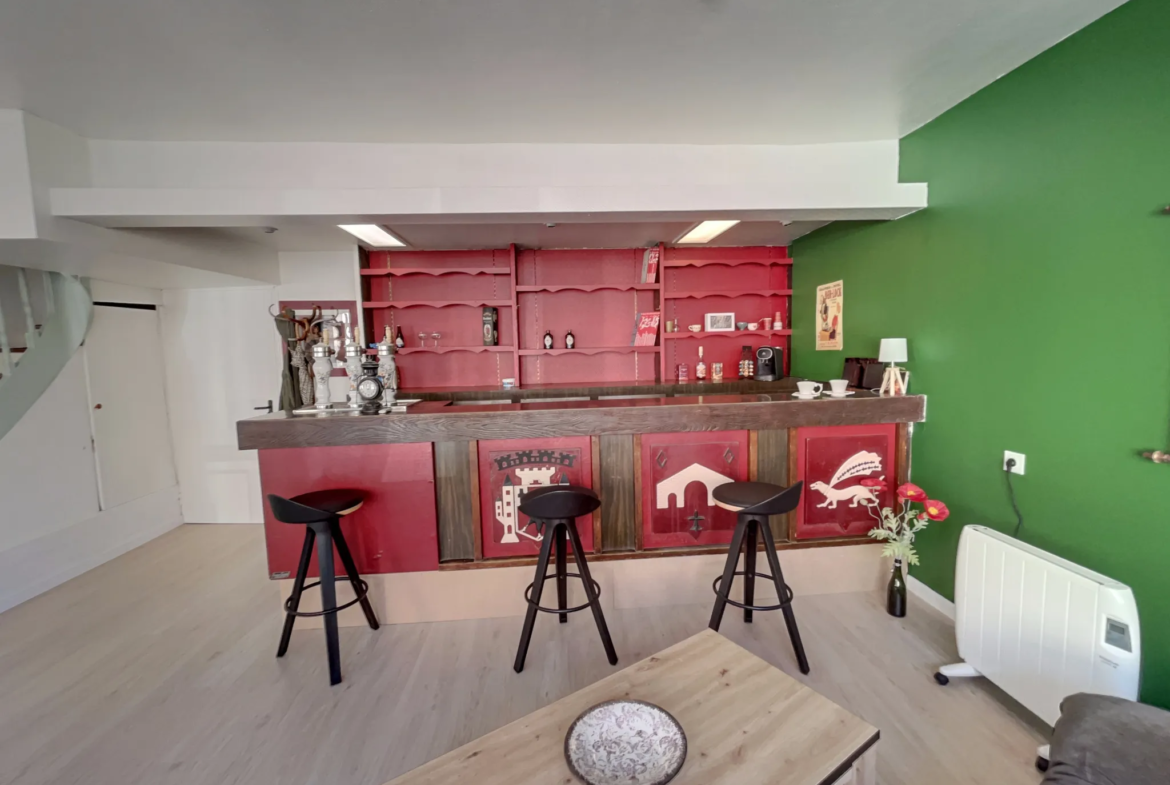 Maison avec Immeuble Commercial à Bignan - 189 280 € 
