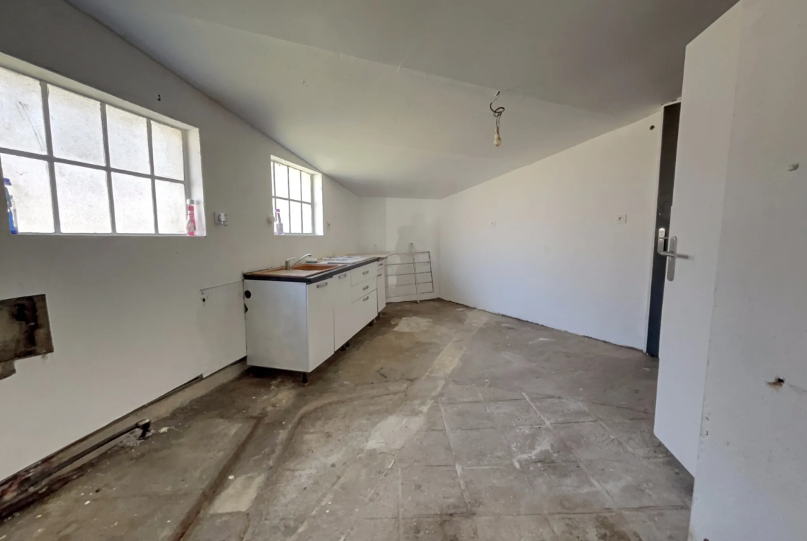 Maison avec Immeuble Commercial à Bignan - 189 280 € 