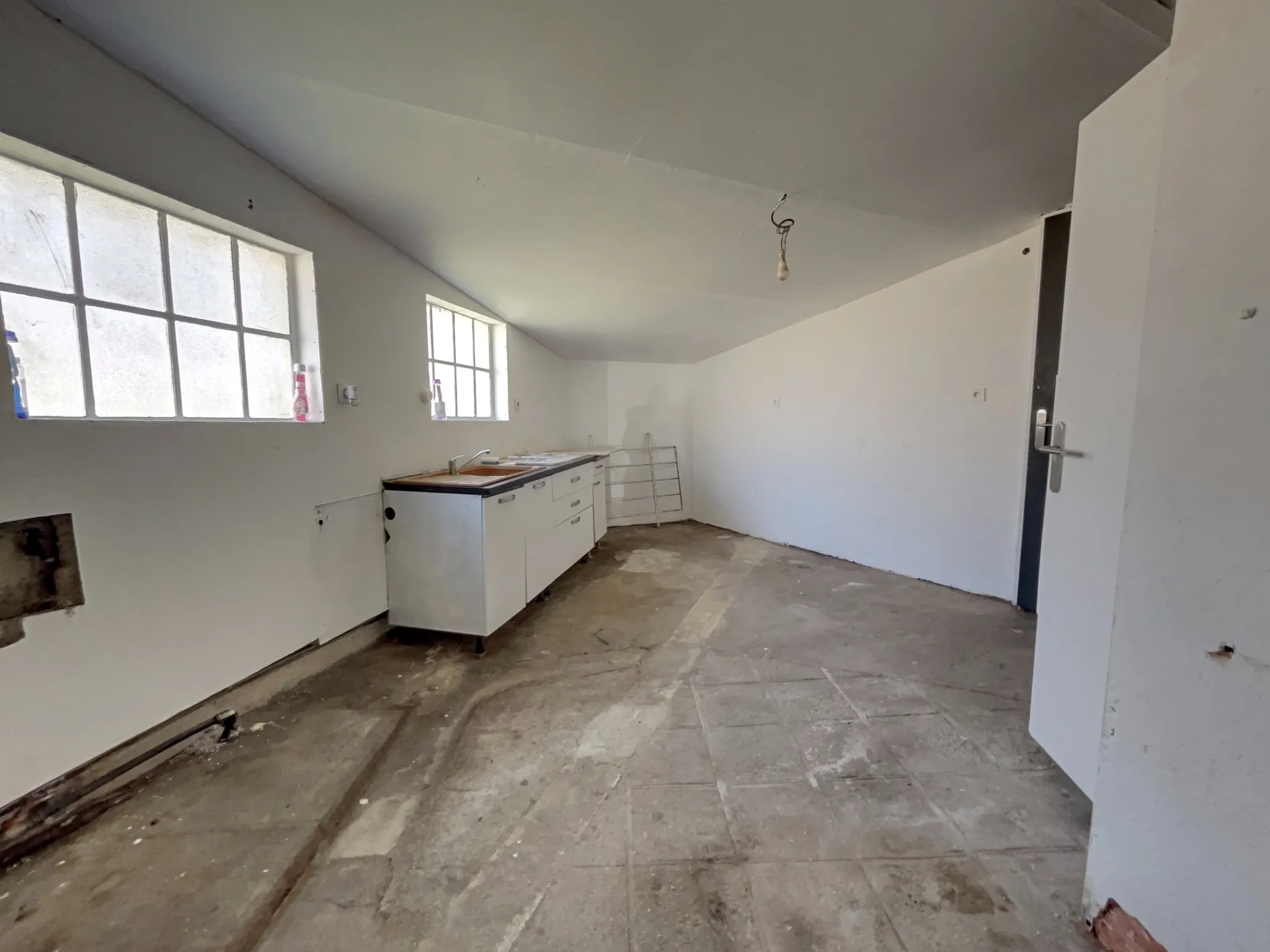 Maison avec Immeuble Commercial à Bignan - 189 280 € 