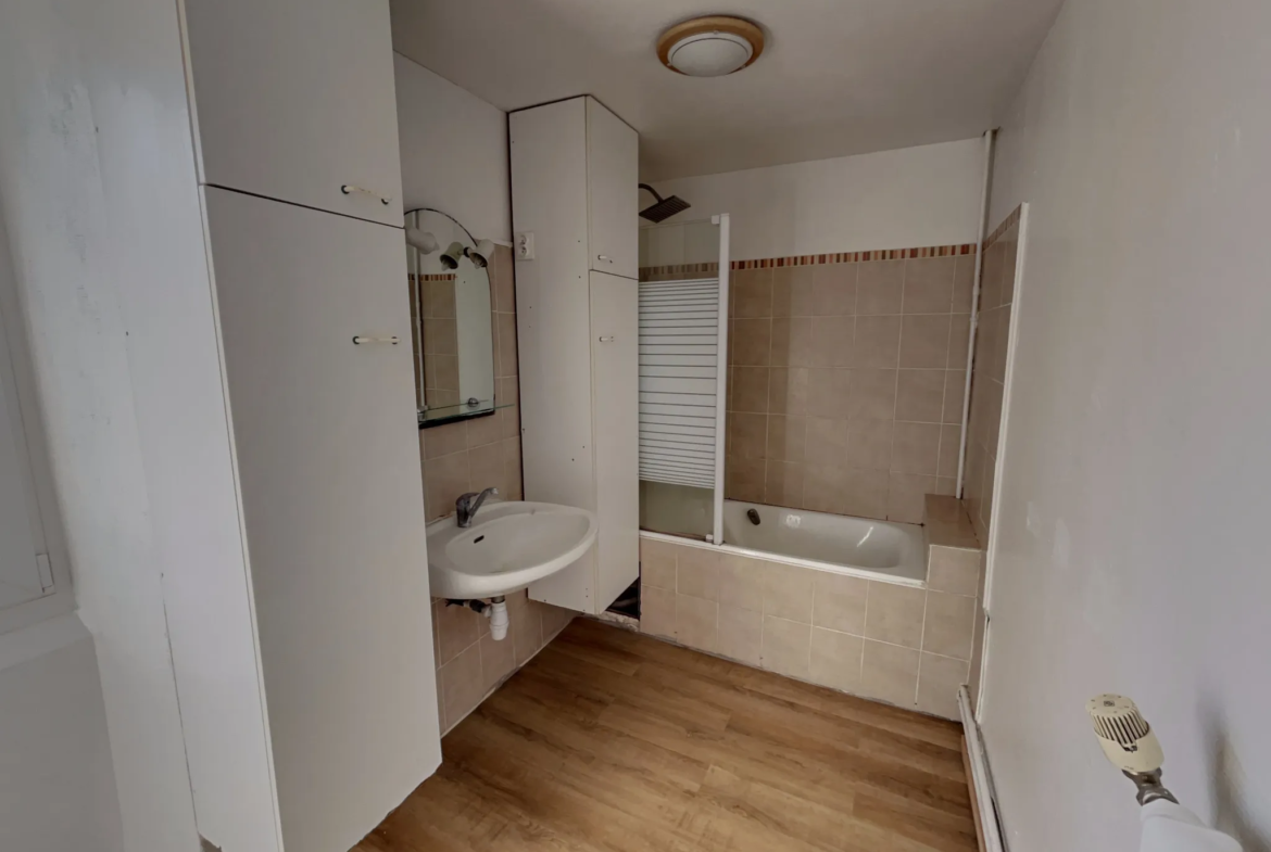 Maison avec Immeuble Commercial à Bignan - 189 280 € 