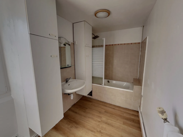 Maison avec Immeuble Commercial à Bignan - 189 280 € 
