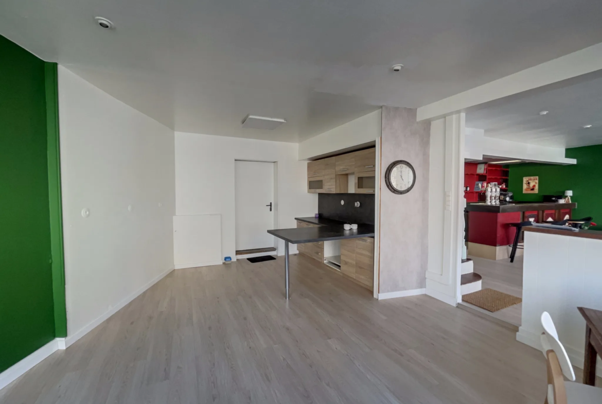 Maison avec Immeuble Commercial à Bignan - 189 280 € 