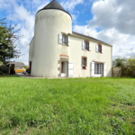 Maison atypique de 140 m² avec garage à Paulx