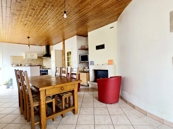 Maison atypique de 140 m² avec garage à Paulx 