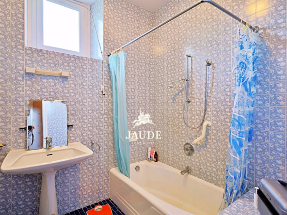 À vendre à Biollet : Maison avec 4 chambres et jardin 