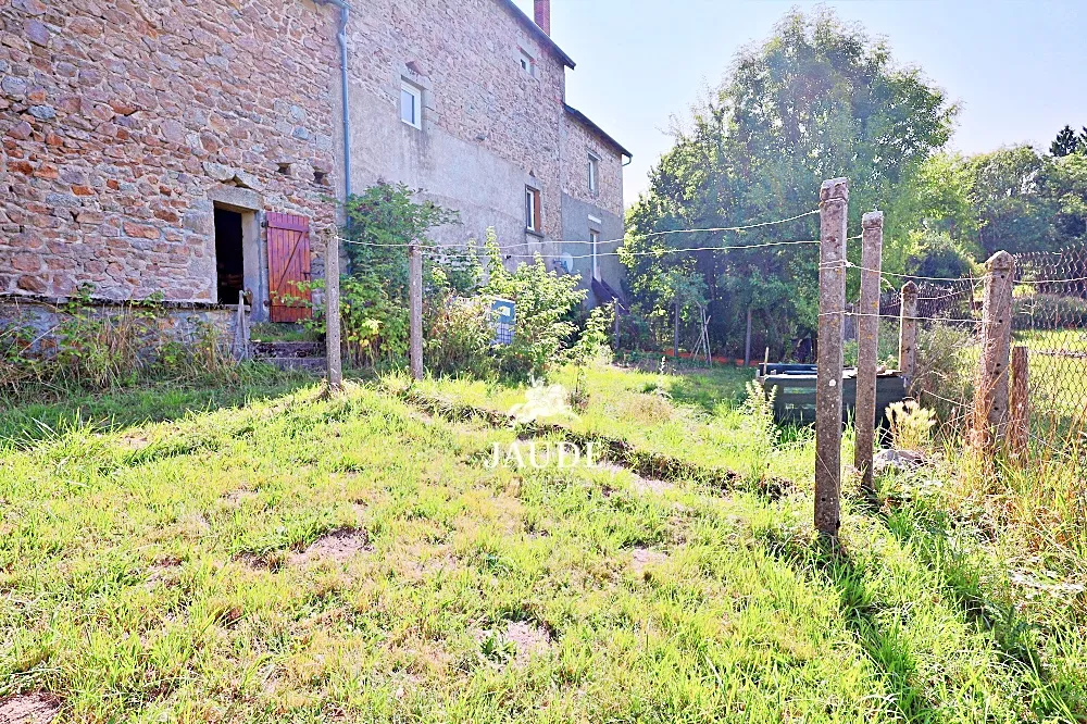 À vendre à Biollet : Maison avec 4 chambres et jardin 