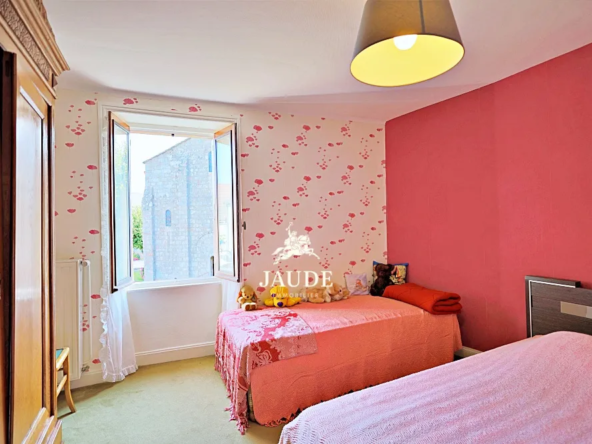 À vendre à Biollet : Maison avec 4 chambres et jardin 