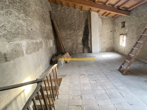 Maison de village à rénover à Espeluche - 234 000 € 