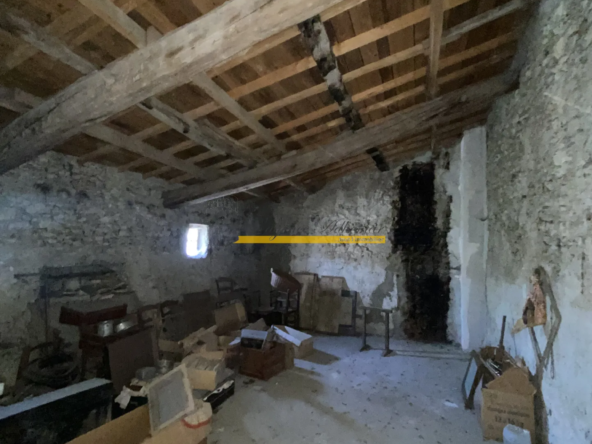 Maison de village à rénover à Espeluche - 234 000 € 