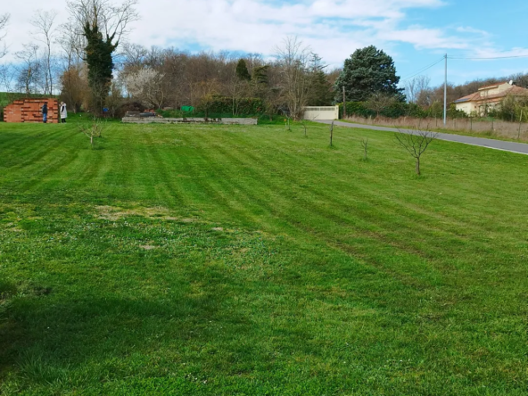 Terrain de 799 m² à vendre à Saint-Sulpice-Sur-Lèze 