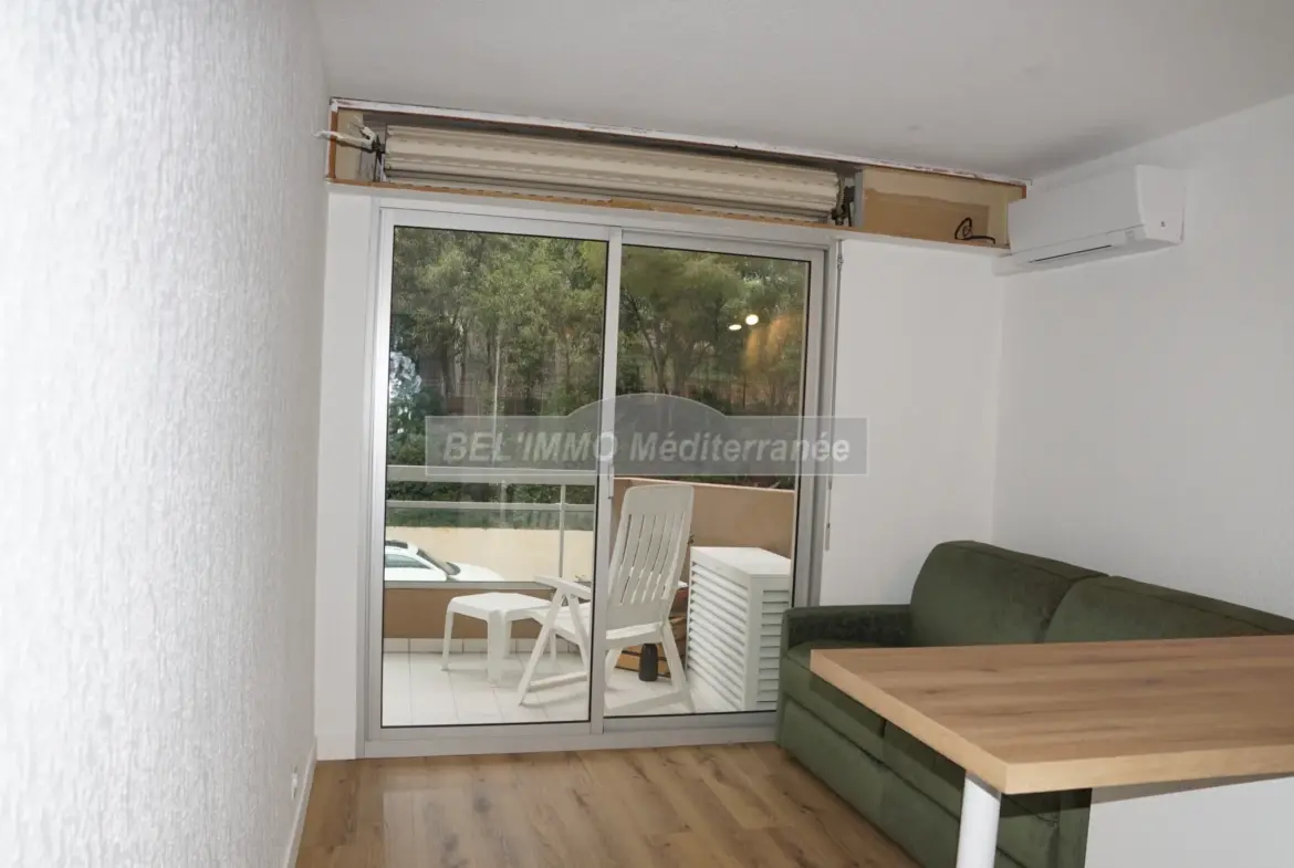 À vendre : Joli studio avec belle terrasse, cave et parking à Cavalaire sur Mer 