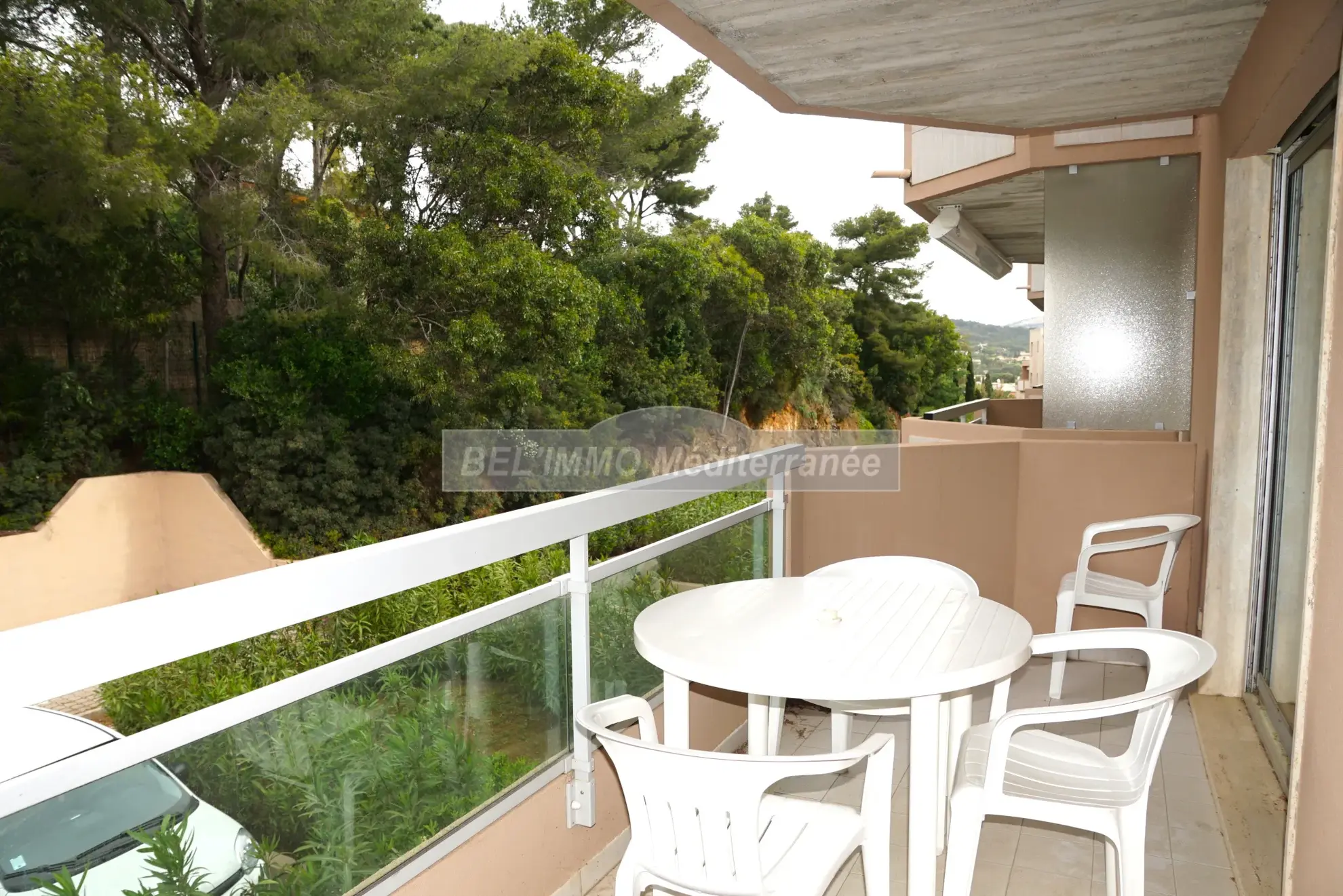 À vendre : Joli studio avec belle terrasse, cave et parking à Cavalaire sur Mer 