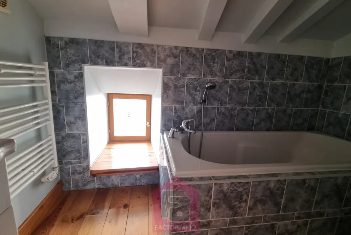À vendre : Maison en pierre rénovée à Puy l'Eveque 