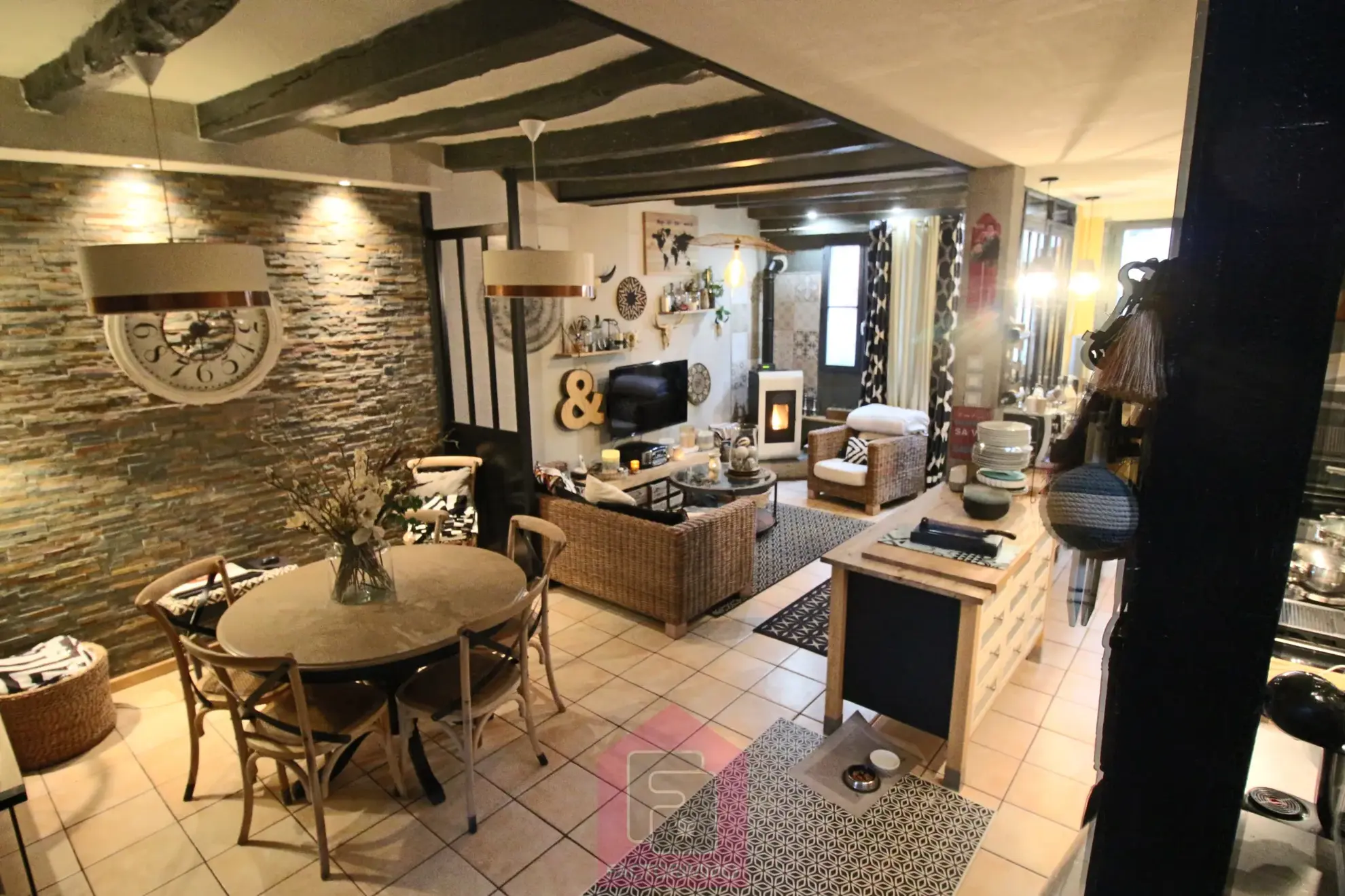 Maison rénovée de 85 m² à Puy l'Évêque 