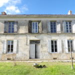 Maison charentaise à rénover à Crazannes en zone campagne