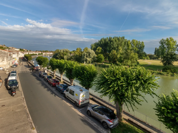 Maison de caractère à Saint-Savinien avec jardin de 800 m² 